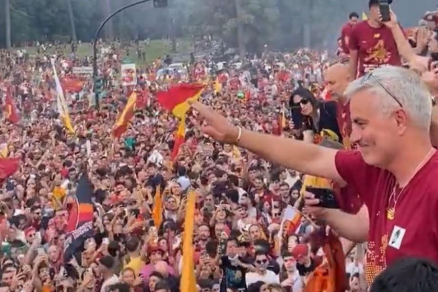 Uno screen del video dal pullman twittato dalla Roma