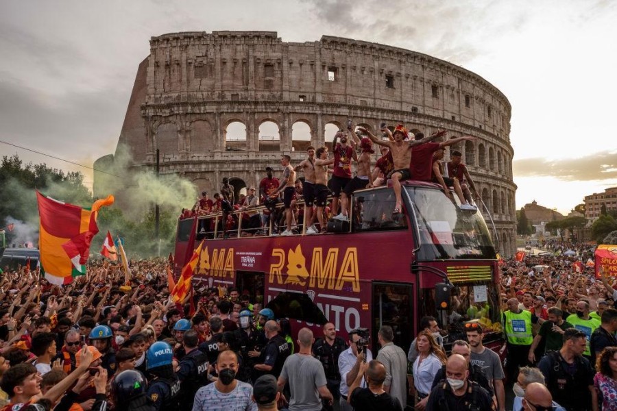 Il pullman della squadra con i tifosi sotto al Colosseo (As Roma via Getty Images)