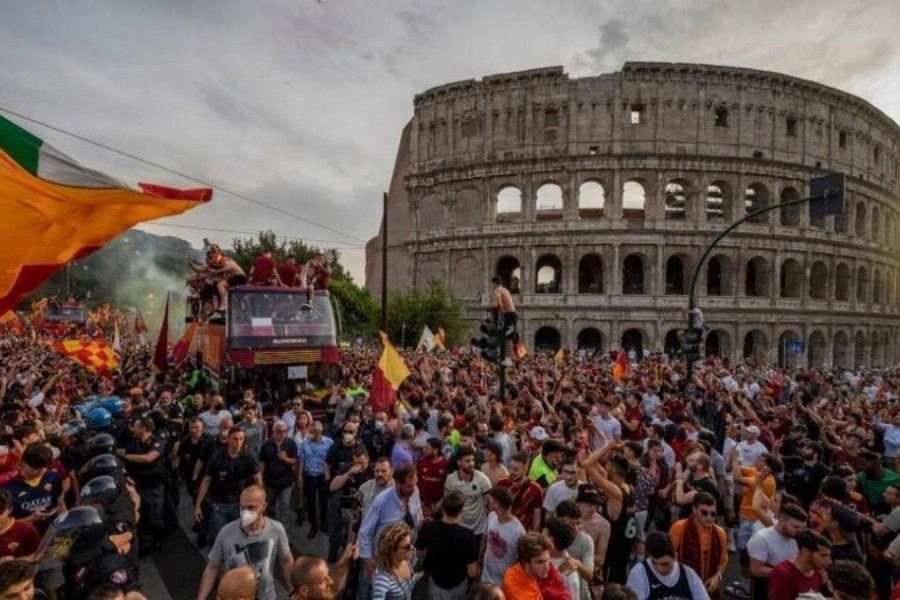 La festa dei tifosi romanisti ai piedi del Colosseo (As Roma via Getty Images)