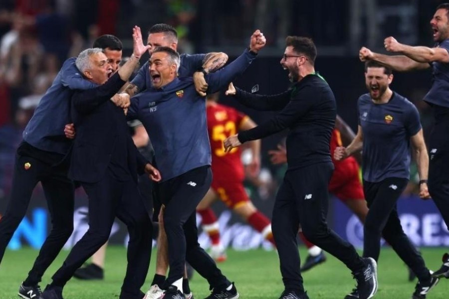 L'esultanza di Josè Mourinho con lo staff al fischio finale di Roma-Feyenoord (As Roma via Getty Images)