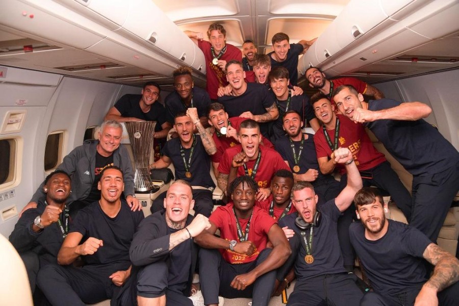 La Roma festeggia la vittoria della Conference in aereo (As Roma via Getty Images)