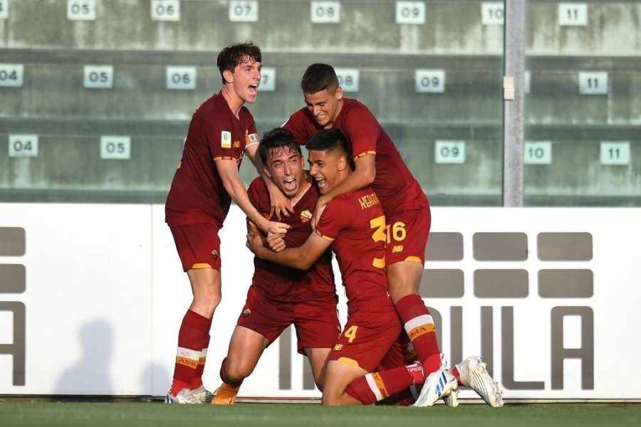 I ragazzi della Primavera esultano dopo il secondo gol (Getty Images)