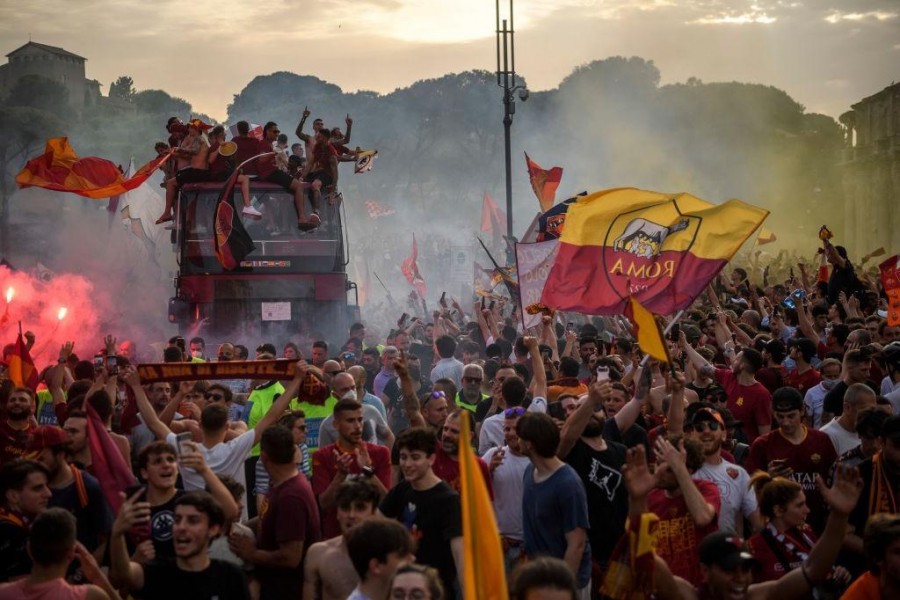 Il pullman della Roma circondato dai tifosi giallorossi davanti al Colosseo