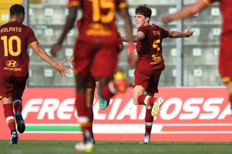 L'esultanza di Filippo Tripi e compagni dopo il gol del vantagio contro la Juventus (As Roma via Getty Images)