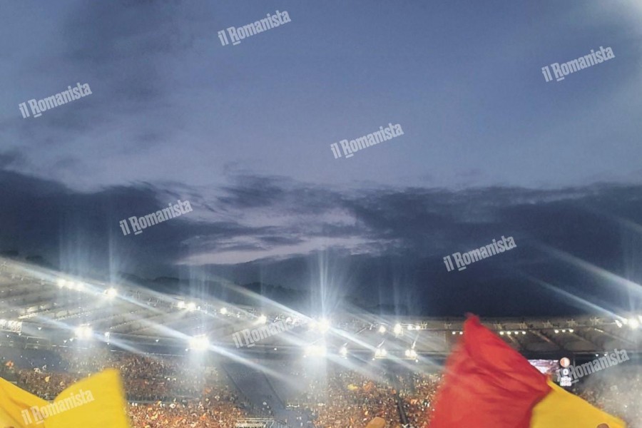 Uno scatto del cielo sopra all'Olimpico prima di Roma-Feyenoord