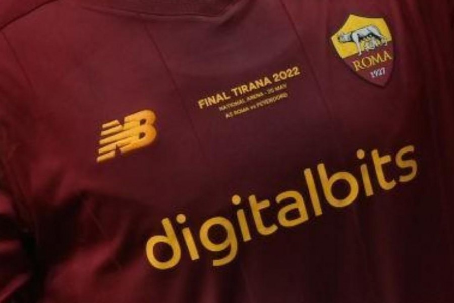 La maglia della stagione 2021-22 con la patch della finale Roma-Feyenoord (As Roma via Getty Images)