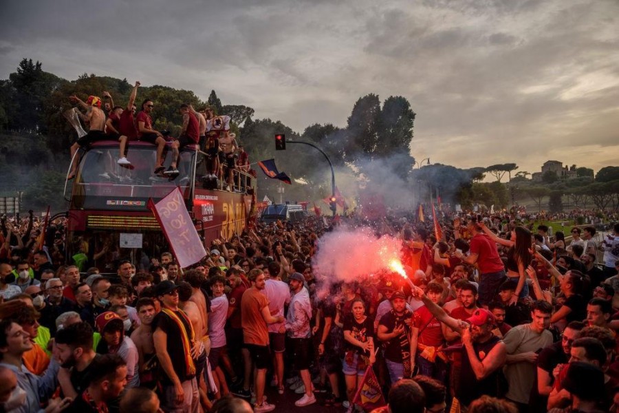 Il bus della squadra scortato da migliaia di tifosi per le vie di Roma (As Roma via Getty Images)