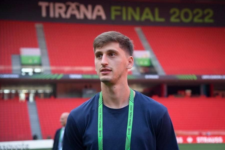 Kumbulla all'Arena Kombetare prima della finale di Conference League (As Roma via Getty Images)