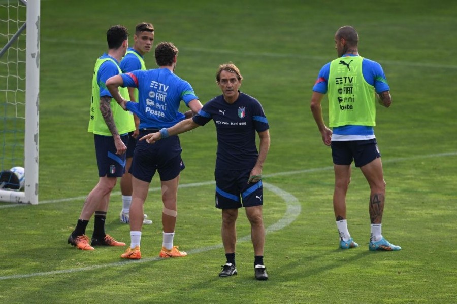 Roberto Mancini, CT della Nazionale, dirige l'allenamento a Coverciano (Getty Images)