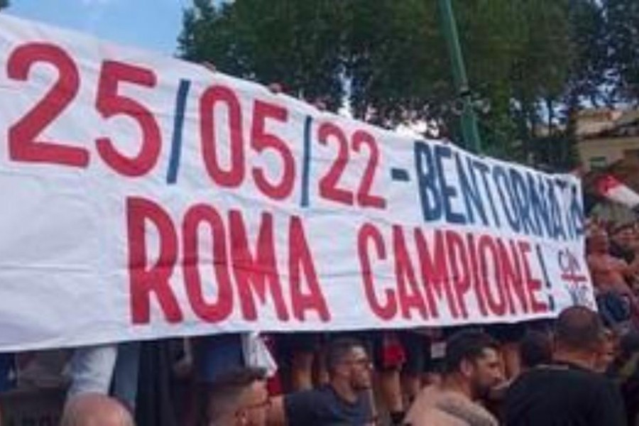 Lo striscione dei tifosi della Sambenedettese per la Roma