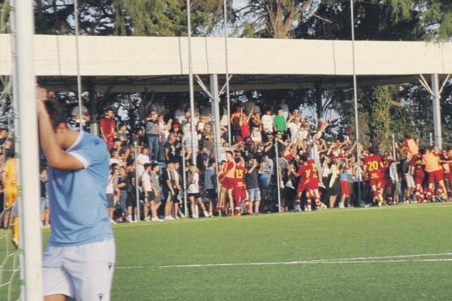 L’esultanza dei giocatori della Roma, sotto la tribuna del Green Club, e la disperazione di quelli della Lazio