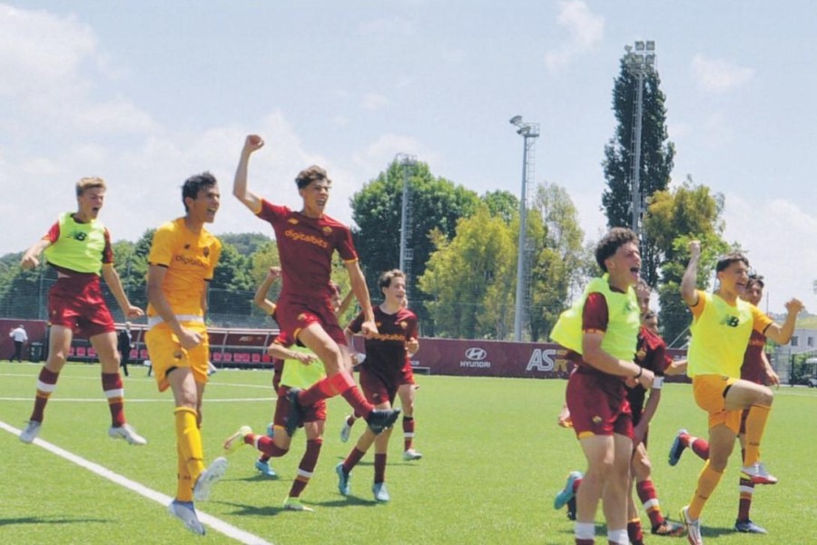 La gioia dei giocatori dell'Under 15 dopo il 2-0 sull'Atalanta, che vale la semifinale