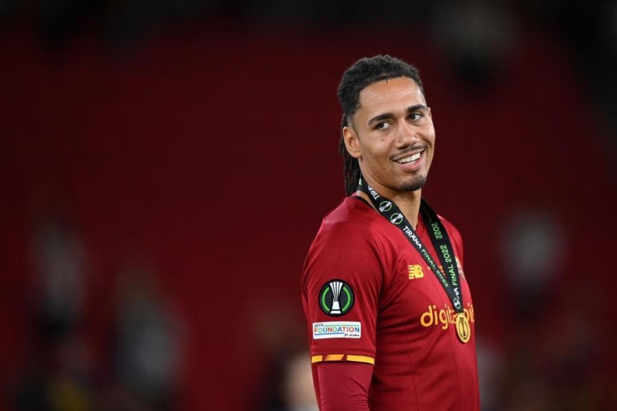 Chris Smalling alla premiazione per la Conference (As Roma via Getty Images)