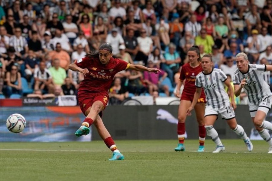 Andressa alle prese dal dischetto contro la Juventus (As Roma via Getty Images)