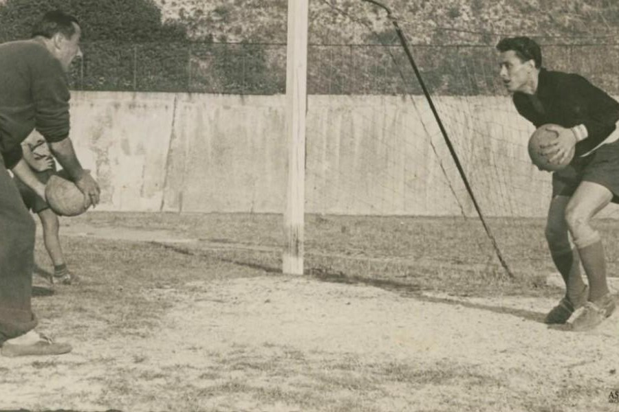 Renato Bodini allena il portiere Pietro Benedetti del 1949 (Archivio Storico AS Roma)