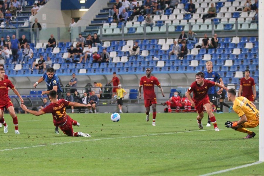 Il gol di Iliev durane la finale scudetto tra Roma Primavera e Inter, di Mancini
