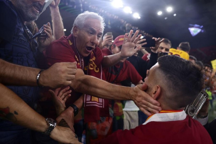 Capitan Pellegrini porta la Coppa  ai tifosi presenti all’Arena Kombëtare  (AS Roma via Getty Images)
