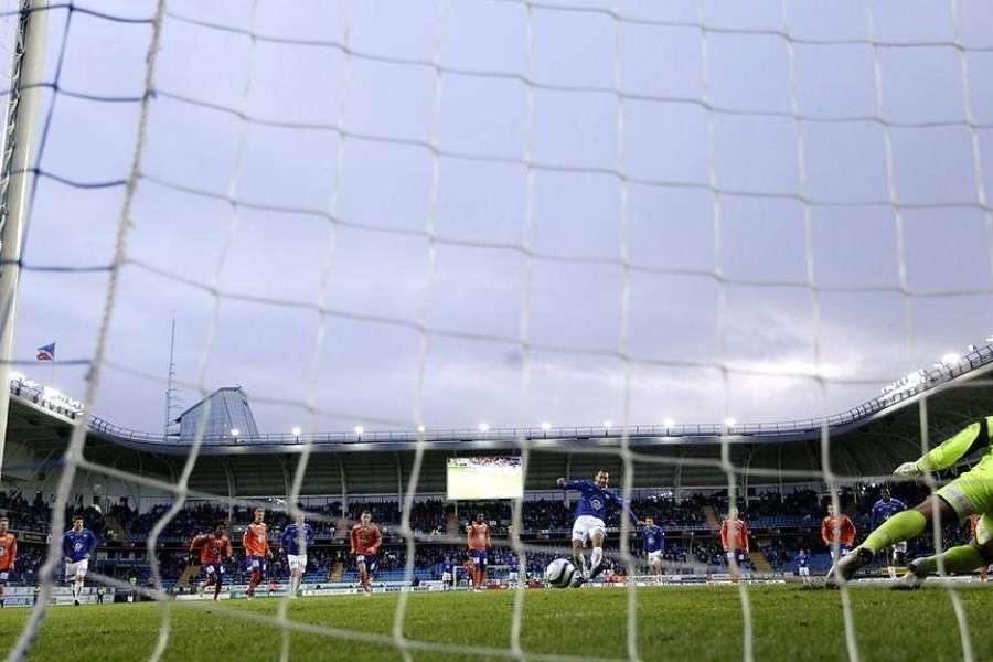 Un calcio di rigore visto da dietro la porta in Eliteserien (Getty Images)