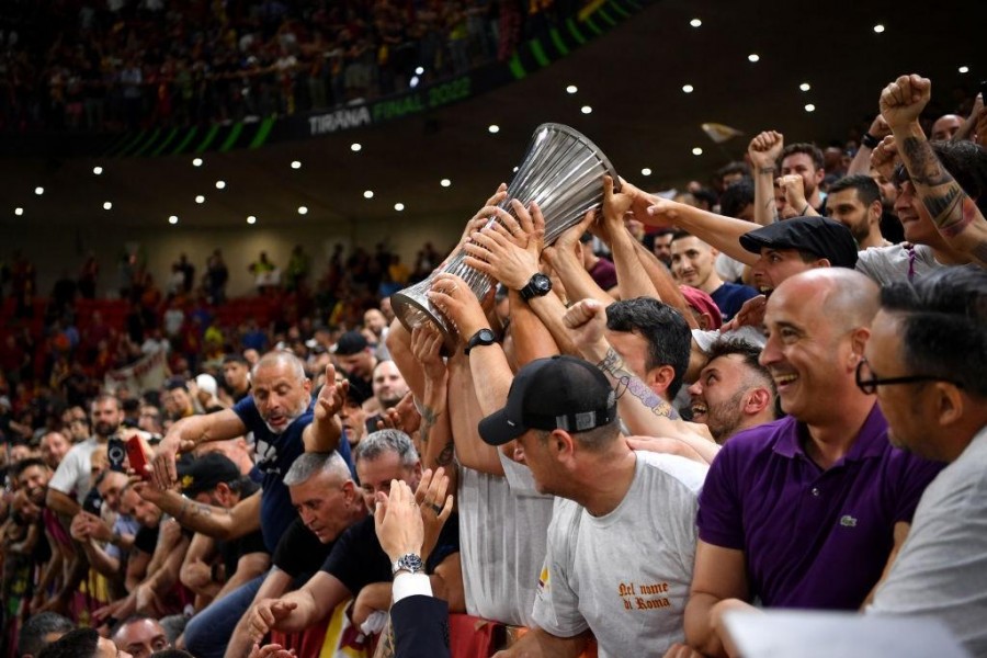 I tifosi giallorossi sollevano la coppa della Conference durante la notte di Tirana (As Roma via Getty Images)