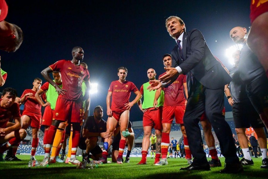 De Rossi parla alla squadra durante la finale contro l'Inter (As Roma via Getty Images)