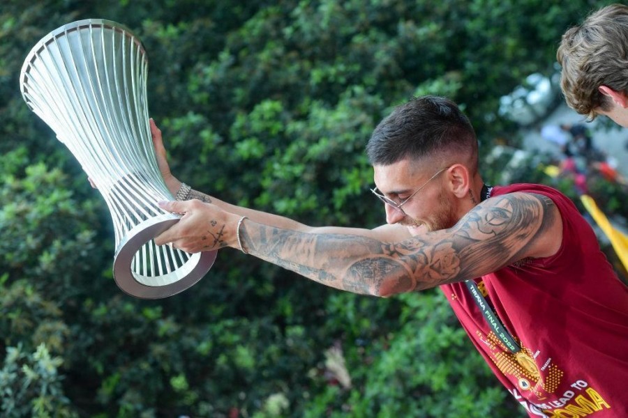 Lorenzo Pellegrini with the Conference League trophy (As Roma via Getty Images)