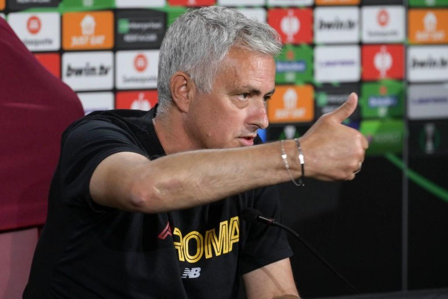 Josè Mourinho in conferenza stampa (AS Roma via Getty Images)