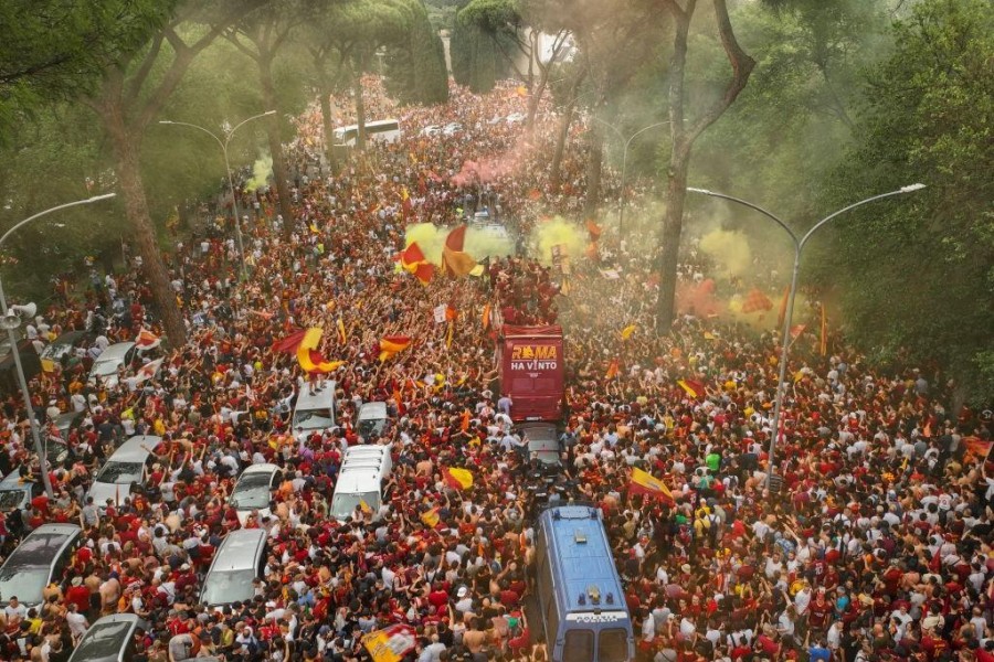 An image of the trophy parade in Rome (As Roma via Getty Images)