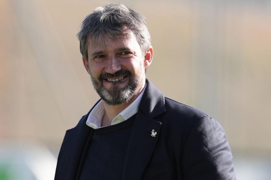 Alessandro Spugna sorride durante una partita della Roma Femminile (AS Roma via Getty Images)