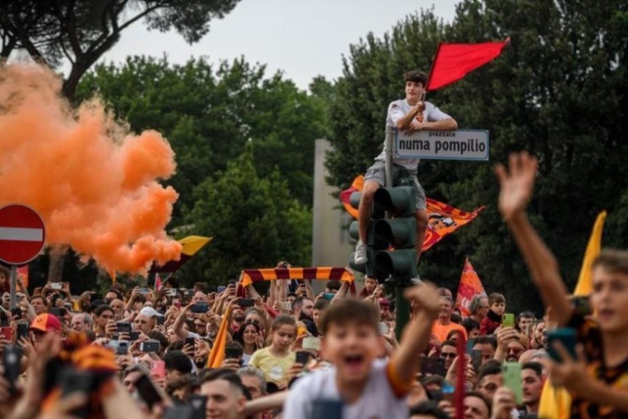 I tifosi giallorossi in occasione dei festeggiamenti della Conference League (As Roma via Getty Images)