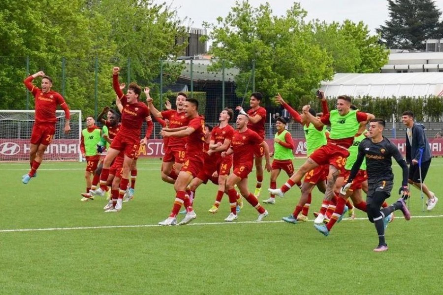 La Roma Primavera a fine partita contro il Cagliari (As Roma via Getty Images)