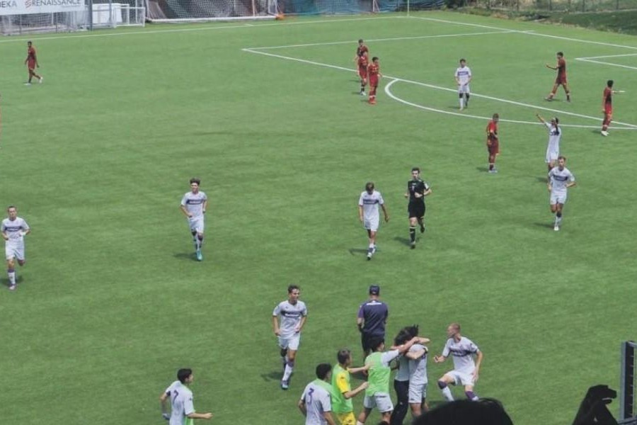 L’esultanza dei giocatori della Fiorentina Under 17 dopo il 2-0 di Baroncelli al 95’