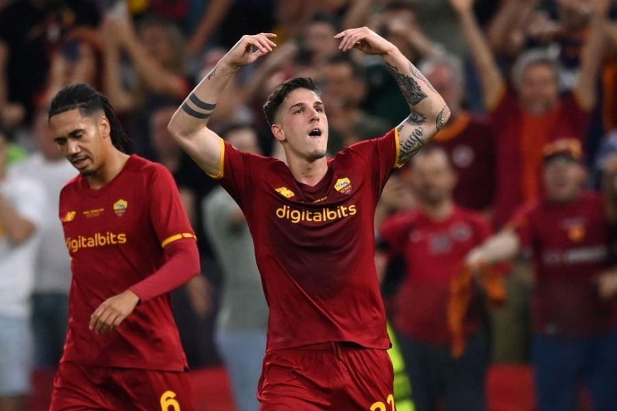 Zaniolo incita i tifosi romanisti a Tirana (AS Roma via Getty Images)