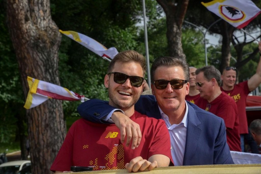 Ryan e Dan Friedkin sul pulman scoperto dei festeggiamenti per la Conference League (Getty Images)