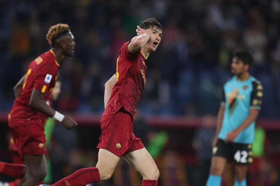 Shomurodov esulta dopo un gol con la maglia della Roma (AS Roma via Getty Images)