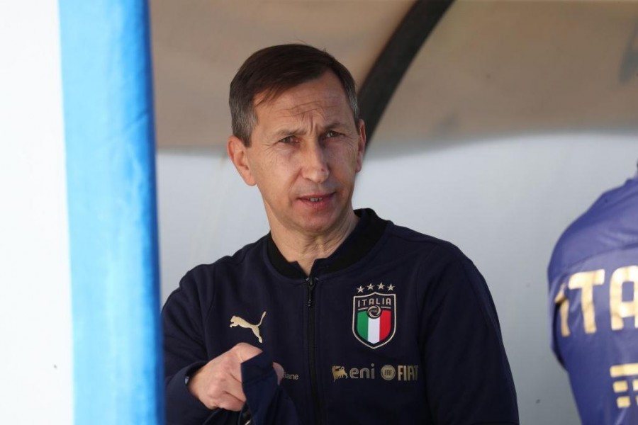 Carmine Nunziata sulla panchina della Nazionale Under 19 (Getty Images)