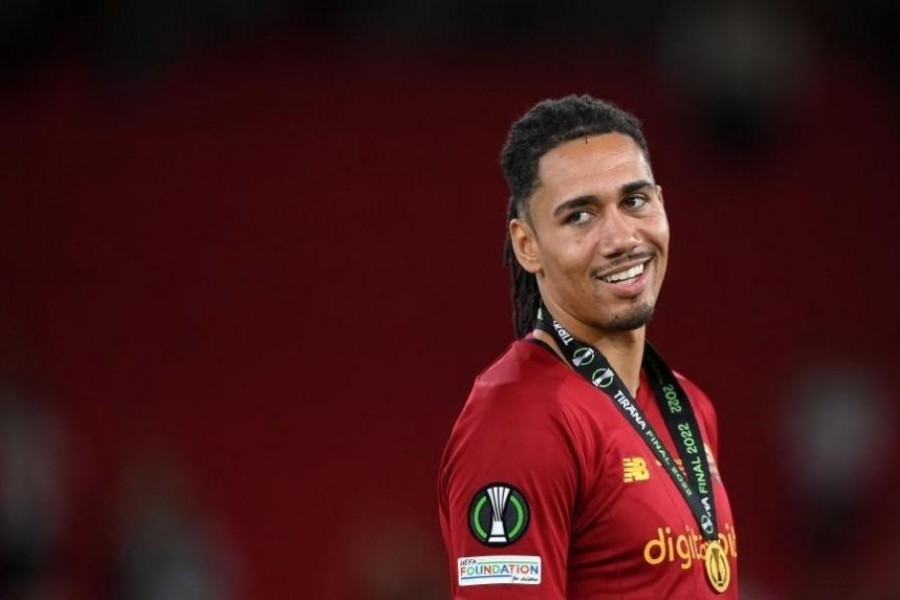 Chris Smalling con la medaglia della Conference League al collo (Getty Images)