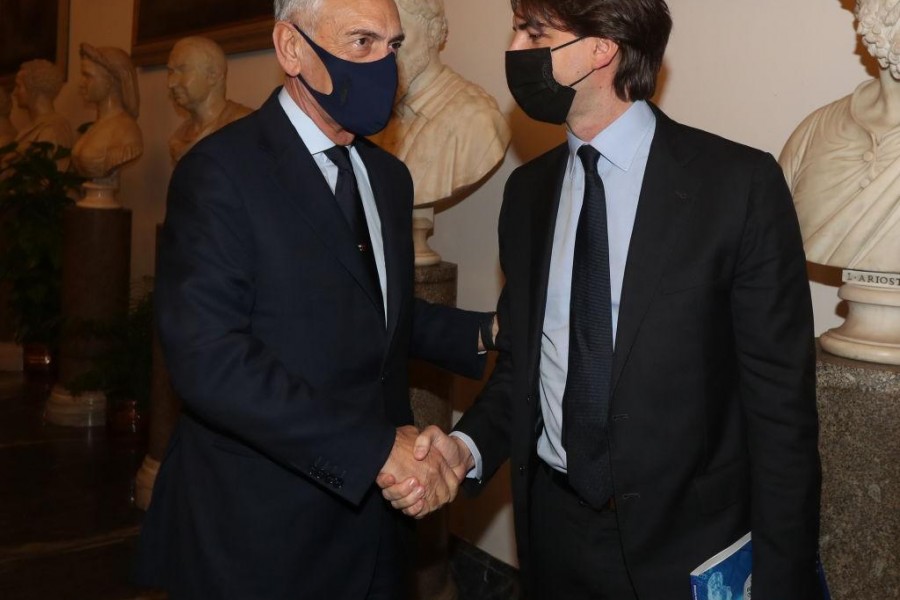 Gabriele Gravina e Alessandro Onorato si stringono la mano durante un evento della FIGC (Getty Images)