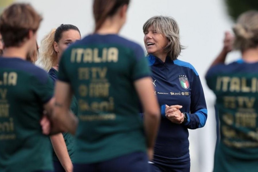 Il CT Milena Bertolini in mezzo alle azzurre (Getty Images)