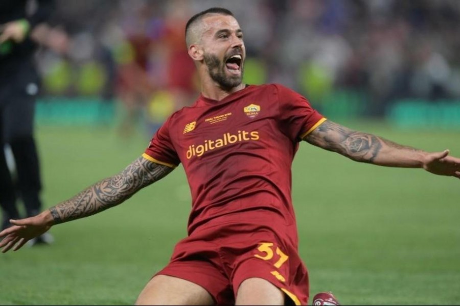 Spinazzola e la sua corsa sotto il settore giallorosso al fischio finale di Roma-Feyenoord (As Roma via Getty Images)