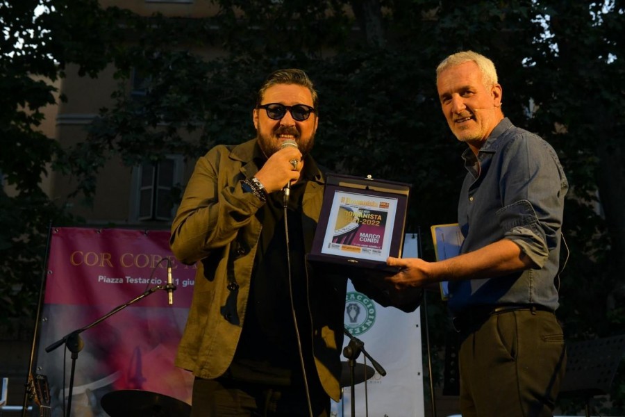 Daniele Lo Monaco premia Marco Conidi, cantautore romano  (Claudia Rolando)