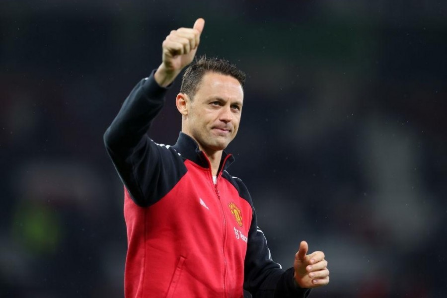 Nemanja Matic saluta i tifosi durante il riscaldamento (Getty Images)