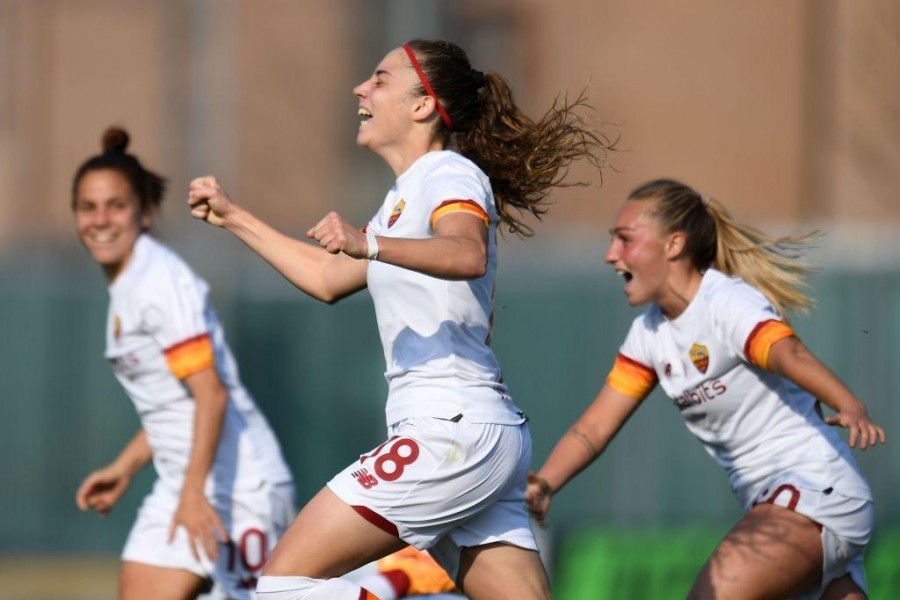 Giugliano, Glionna and Greggi celebrating after a goal against Empoli in the last Serie A (As Roma via Getty Images)