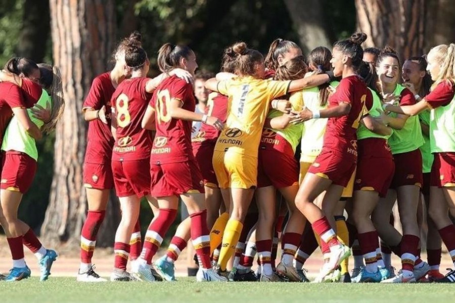 Il gruppo che esulta in occasione del gol (As Roma via getty Images)