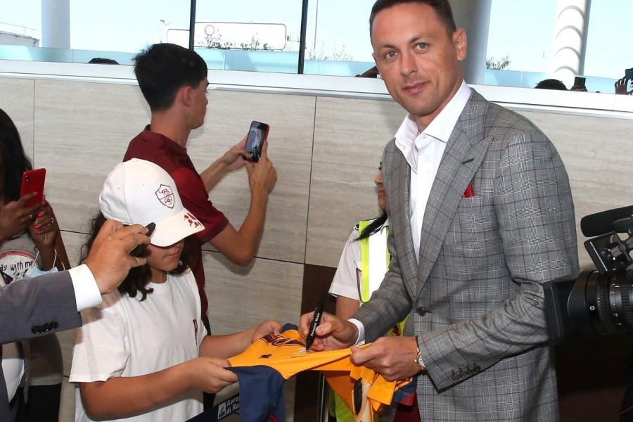 Nemanja Matic autografa la maglia ad una piccola tifosa, di Mancini