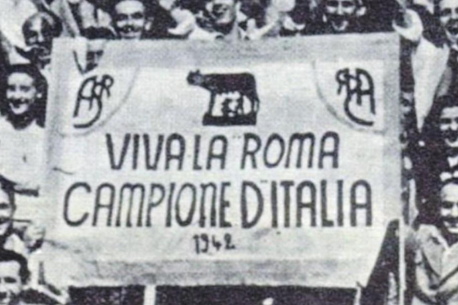Lo striscione dei fratelli Lalli per la vittoria dello Scudetto nel 1942 (AS Roma Archivi)