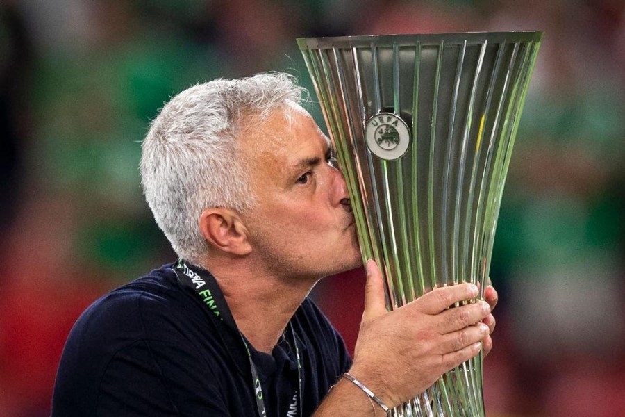 Mourinho bacia la coppa della Conference League (Getty Images)