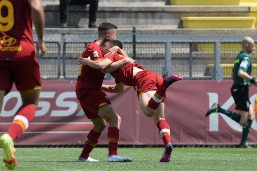 Riccardo Pagano e Luca Cherubini festeggiano per il gol alla Fiorentina nel match del 15 maggio 2022 (AS Roma via Getty Images)