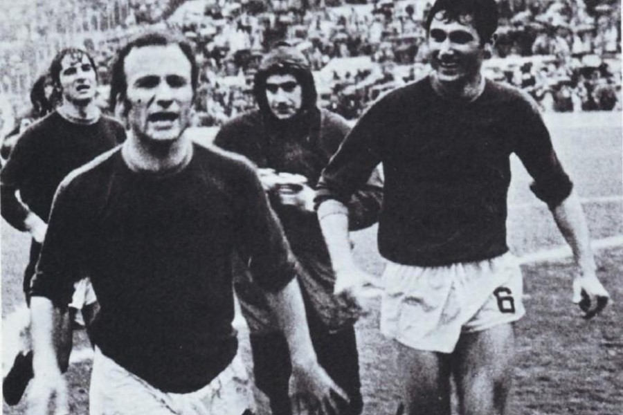 Francesco Rocca e Franco Peccenini immortalati al termine del “derby del sorpasso” del 23 marzo 1975, vinto 1-0 con gol di Prati. Alle spalle di Rocca si intravede un giovane Agostino Di Bartolomei
