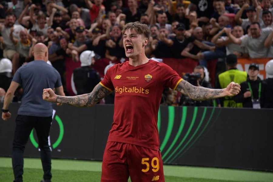 Zalewski festeggia davanti ai tifosi giallorossi la vittoria della Conference (As Roma via Getty Images)