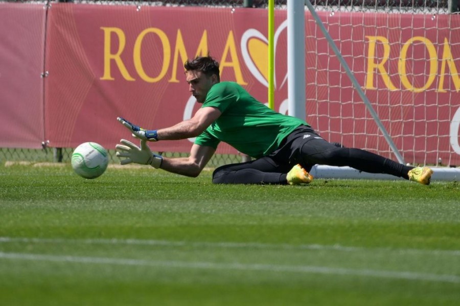 Daniel Fuzato durante l'allenamento a Trigoria (As Roma via Getty Images)